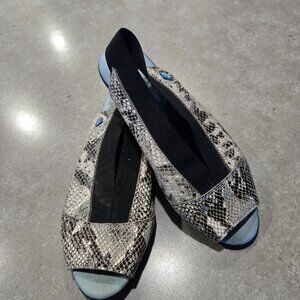 CLOUD Women's Snakeskin Print Black Elastic Slingback Open Toe Sandals - Size 7M